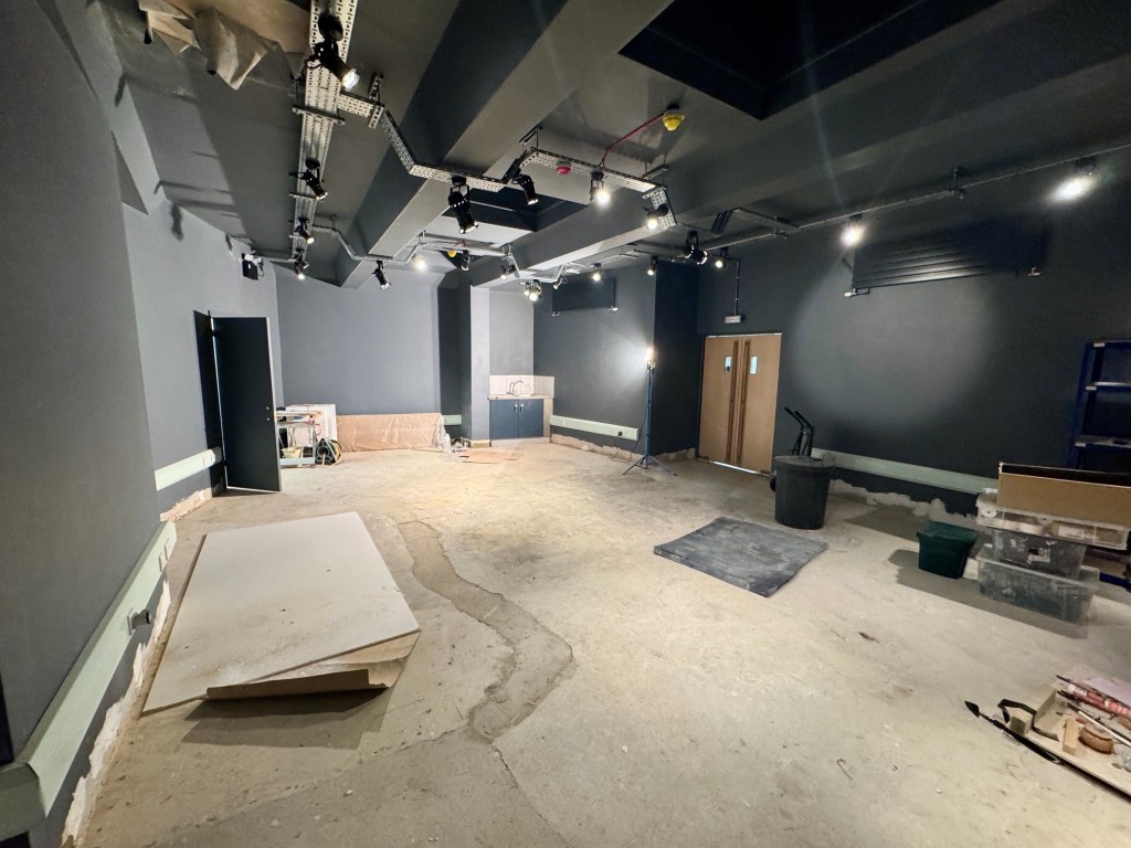 Lot: 93 - CITY CENTRE COMMERCIAL BUILDING WITH POTENTIAL - Main ground floor room alternative view